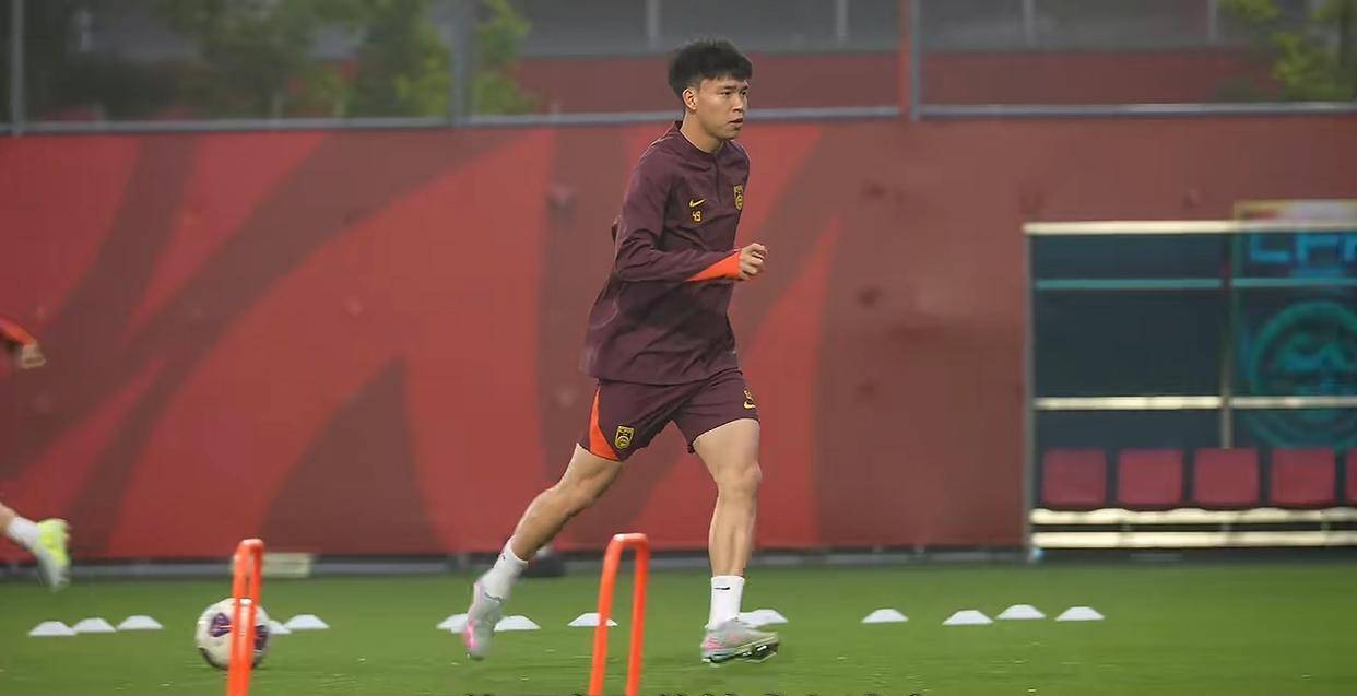 国足20分钟0-2落后韩国！朱辰杰冒顶，朱玟奎无人盯防轻松破门