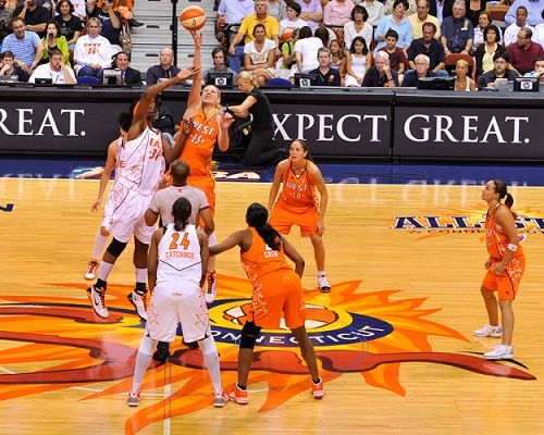 WNBA全明星众球员身着“还钱”T恤表达抗议