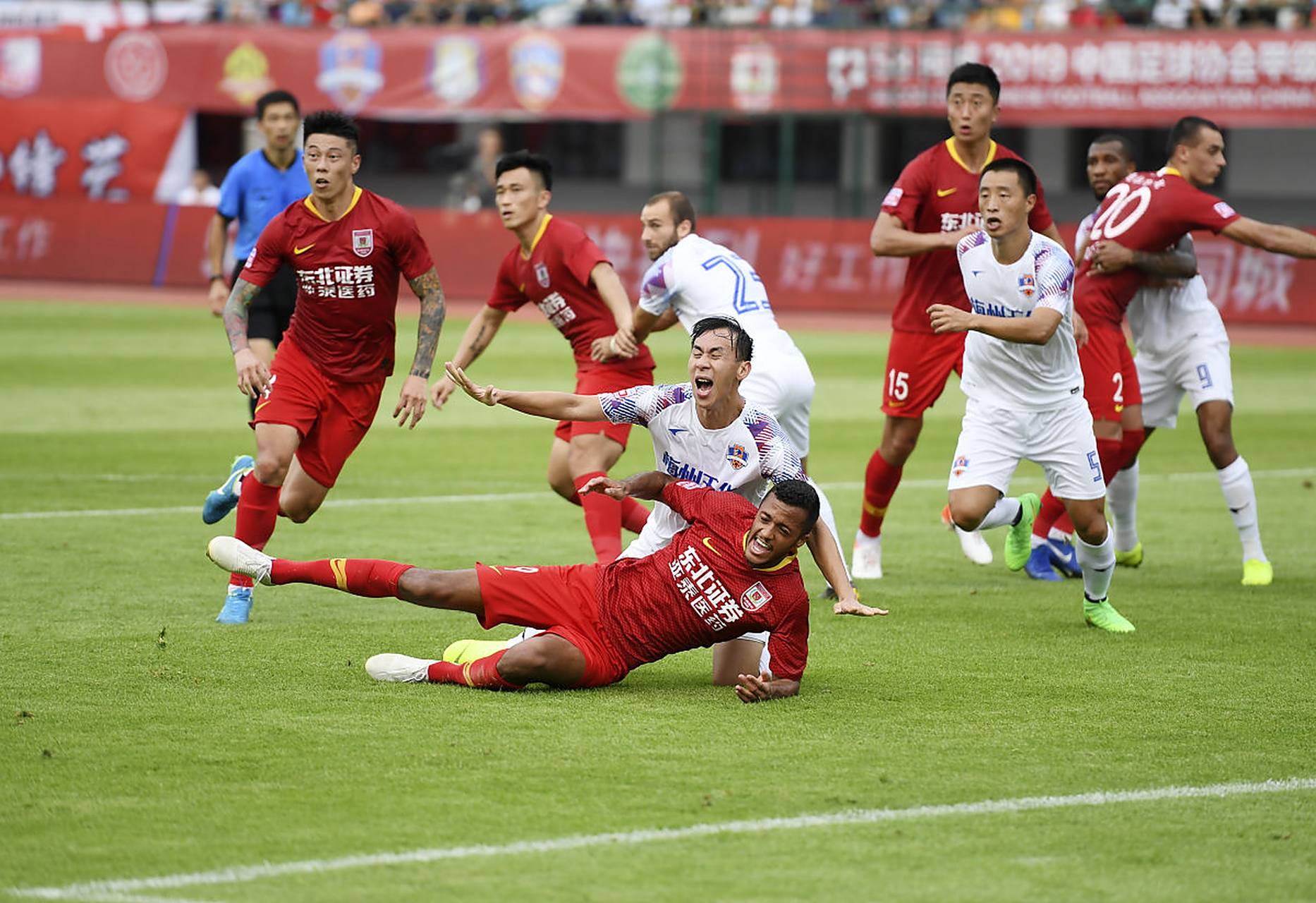 关于青岛黄海客场逆转取胜，突破保级压力的信息